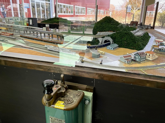 【ユメノバ】椅子に座り、マスターコントローラーで鉄道模型を運転します