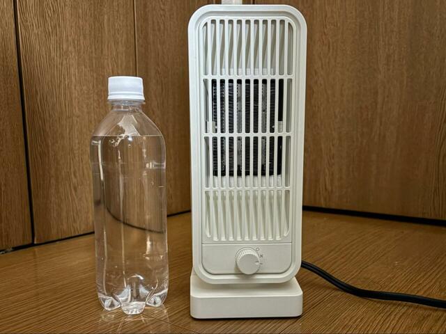 【3COINS コンパクトヒーター】サイズは（約）高さ26.2×幅10.3×奥行き10.5cm。500mlのペットボトルより二回りほど大きいサイズ感です