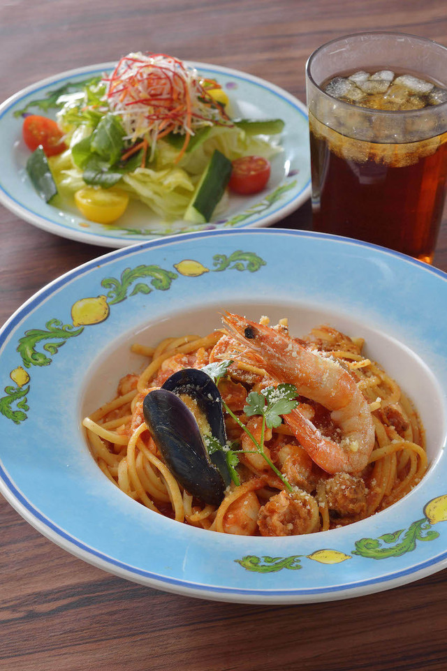 メインのお料理にハウスサラダとソフトドリンクを組み合わせられるセットメニュー  ポルトフィーノセット（ハウスサラダとソフトドリンク）