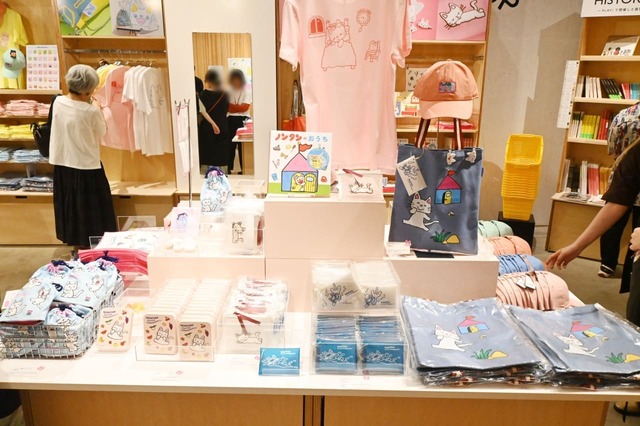 【「誕生50周年記念 ノンタン ずっとともだち!!!」展】展覧会限定グッズがずらり。展覧会限定グッズ（書籍を除く）は、すべて各グッズ1人1点までの個数制限あり。