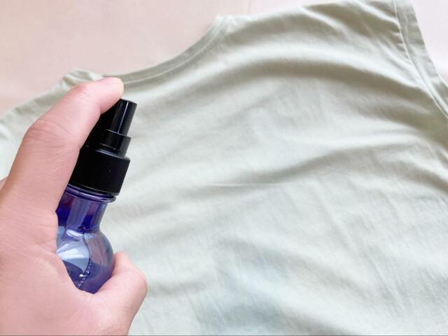 【プラウドメン スーツリフレッシャー】ちゃんと距離を取ってから噴射することで、満遍なく衣類に冷却スプレーが馴染みます