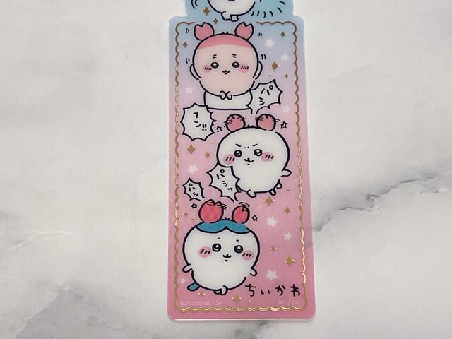 カニカチューシャをつけたカニちゃんとカニ耳をパシパシさせているちいかわ＆ハチワレがなんともキュート…！