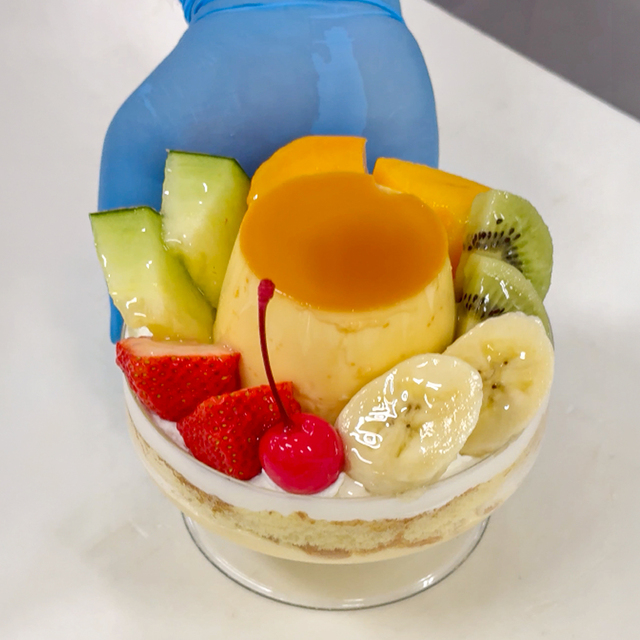 仕上げにフルーツにナパージュをまとわせて完成!【お菓子のたいようのビッグパフェ3種】【お菓子のたいようのビッグパフェ3種】