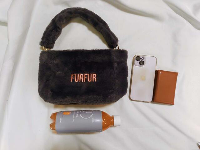 縦が携帯電話、横が500mlのペットボトルくらいの大きさ