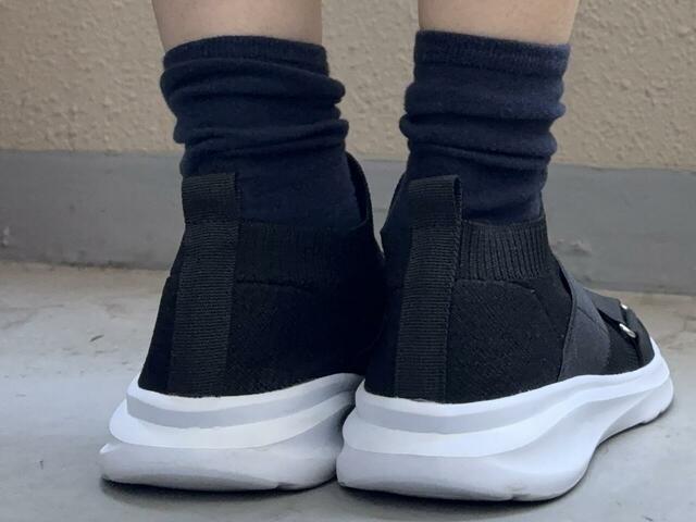 【FOUND  GOOD ニットスニーカー】カラーはブラック、アイボリー、グレー系、ブラウン系の4色。どのカラーも靴底はホワイトなので、バイカラーのようなデザインです♪