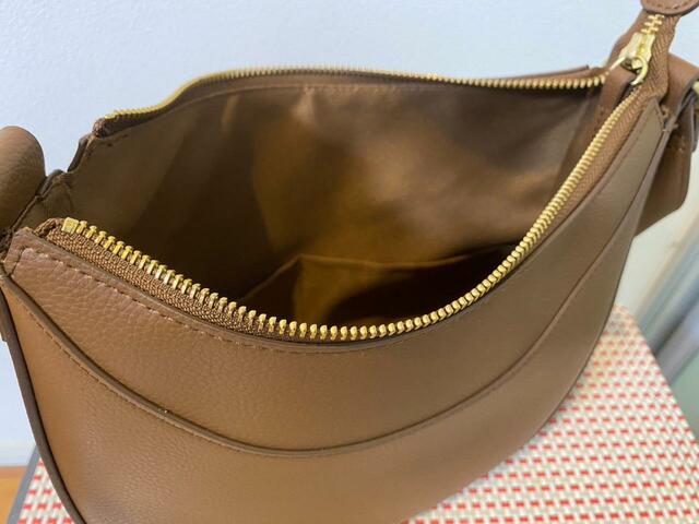 【ユニクロ レザータッチワンハンドルバッグ】サイズは横24×縦21.5×マチ9.5cmでガバッと開きます