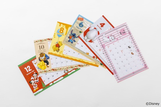 【『Disney SPECIAL CALENDAR BOOK 2025』（宝島社）】月ごとに異なるカラフルなデザイン
