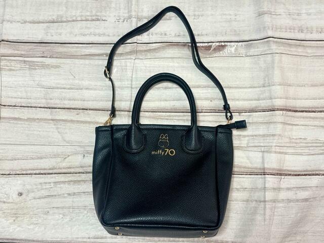 ショルダーストラップをつければショルダーバッグとして使える2Way仕様♪