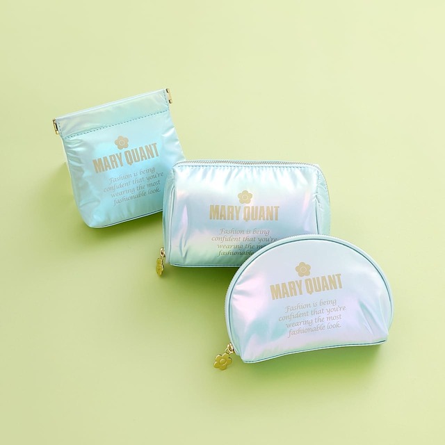 【マリークワント】「ゴールドロゴプリント バネクチポーチ」¥3,300、「ゴールドロゴプリント オーバルポーチ」¥4,620、「ゴールドロゴプリント ラウンドポーチ」¥4,180