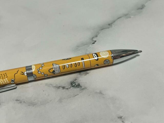 【otonaMUSE（オトナミューズ）8月号】中央を回すと芯が出てくるタイプ