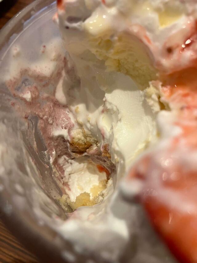 アイスクリーム層の下から、さらに新たな層が!【びっくりドンキーのジョッキパフェ】