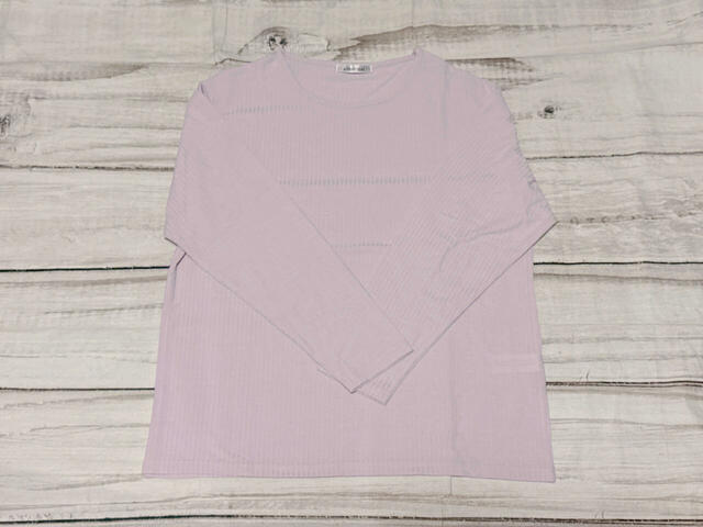 ゆとりのあるラウンドネック＆落ち感のあるドロップショルダーでゆったりとした着心地のトップス