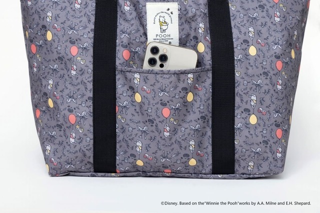 スマホなどの収納に便利なフロントポケット付き