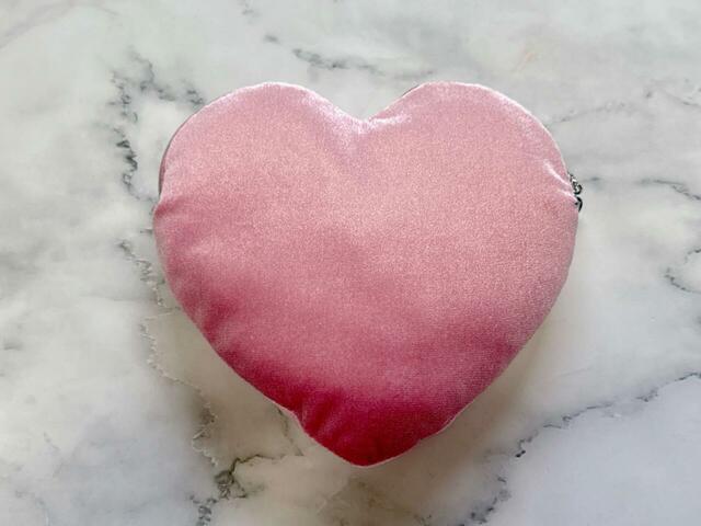 バックは装飾がないシンプルなデザイン