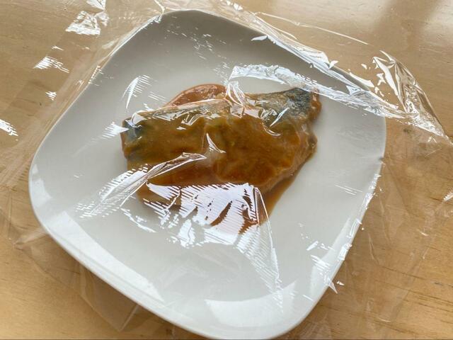 【セブン-イレブン　７プレミアム　さばの味噌煮】味噌煮はふんわりとラップをかけて