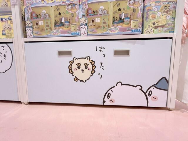 ラッコ先生との焼肉会を終えて帰る途中、ちいかわとハチワレが、ばったりシーサーに遭遇！