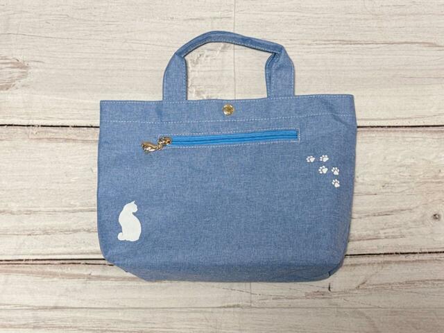 【カルディ　ネコバッグ】背面にもネコと足跡のプリントがしっかり入っています♪