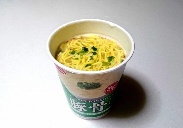 【エースコック　MSG FREE 豚骨ラーメン　69g×12食　1198円】豚骨スープの濃厚な香りが食欲をそそる