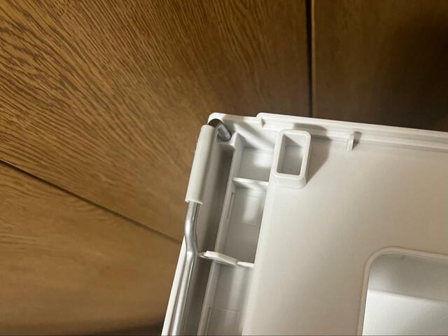 【ニトリ　薄型ワイドペダルペール】転倒防止用の部品を本体底面の穴に差し込みます