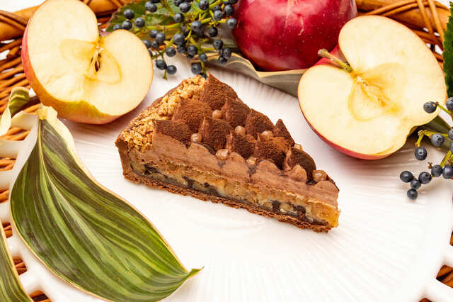 【クルミとリンゴのチョコレートタルト】キャラメリゼしたクルミの食感とじっくり煮詰めたリンゴの酸味がおいしい！