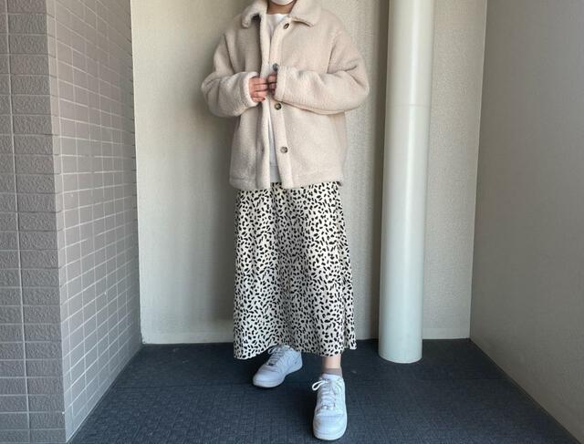 【UNIQLO ボアフリースステンカラーショートコート】スカートと合わせてみました