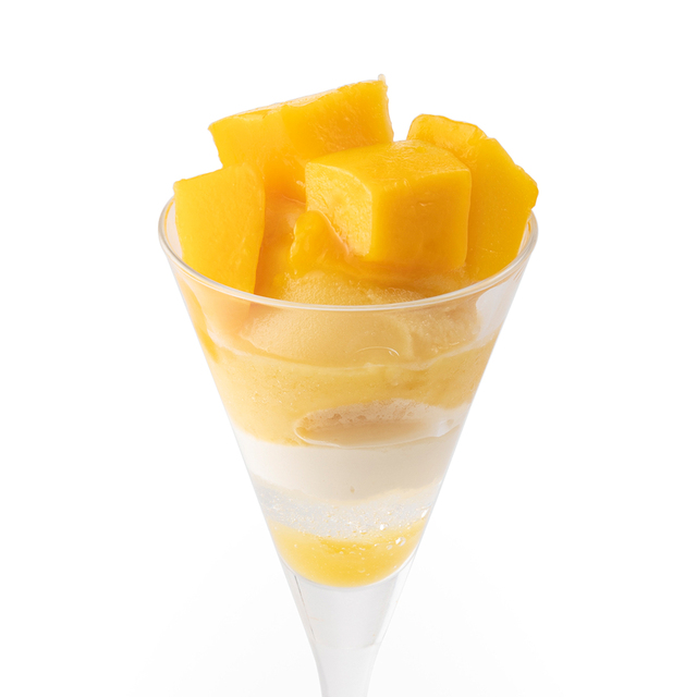 「自家製マンゴーシャーベットのミニパフェ」<期間:2025年7月1日~7月31日> 【タカノフルーツティアラで“旬の桃”が食べ放題♪桃尽くしの「アフタヌーンティーセット」も登場♪】