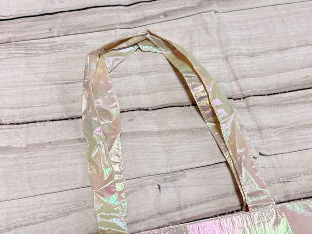 持ち手は長め。厚手のアウターを着込んでもラクラク肩がけ可能！