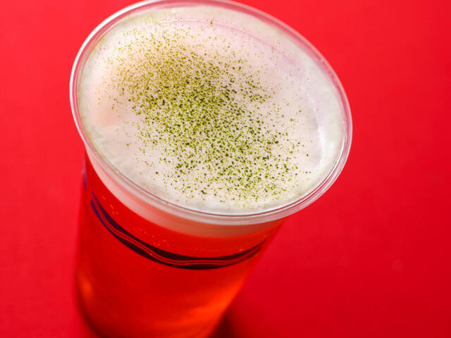 ビアカクテル(ストロベリー&抹茶) 830円|東京ディズニーリゾート「ディズニー・クリスマス」スペシャルメニュー|販売店舗:東京ディズニーシー「レストラン櫻テラス席」|発売日:2024年11月8日(金)〜12月25日(水)