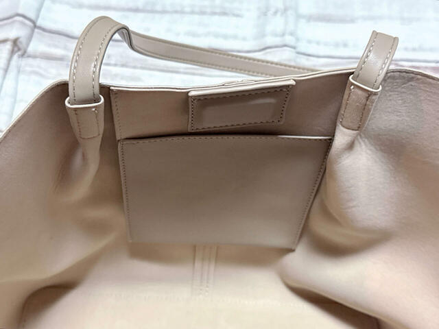 内側にはポケットが2つ。前面側・側面側にレザー調の生地のつりポケットがそれぞれ1つずつついています