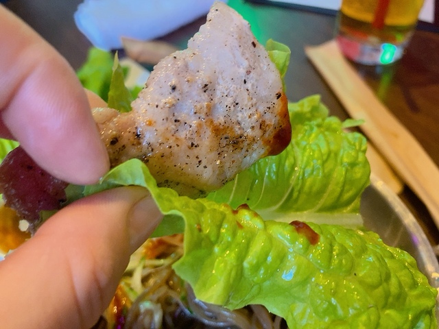 【韓国大衆酒場 ラッキーソウル 渋谷文化村通り店 実食レポート】サムギョプサルにつける薬味として、コチュジャン、ごま油+塩が添えられていました