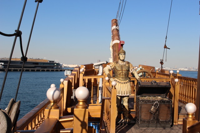 3階デッキに仁王立ちするおじさんと財宝