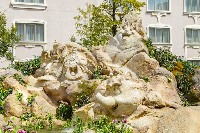 東京ディズニーシー・ファンタジースプリングスホテル ローズコート(キャラクターなどをかたどった岩の彫刻)