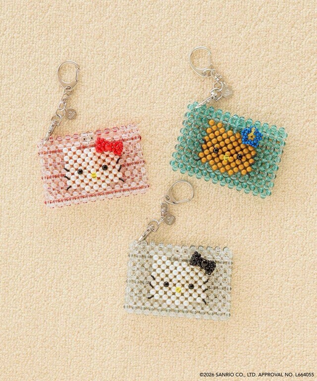 【LOWRYS FARM×サンリオキャラクターズ】ビーズポーチ／各2,200 円（税込）カラー展開:ブラック、レッド、日焼け