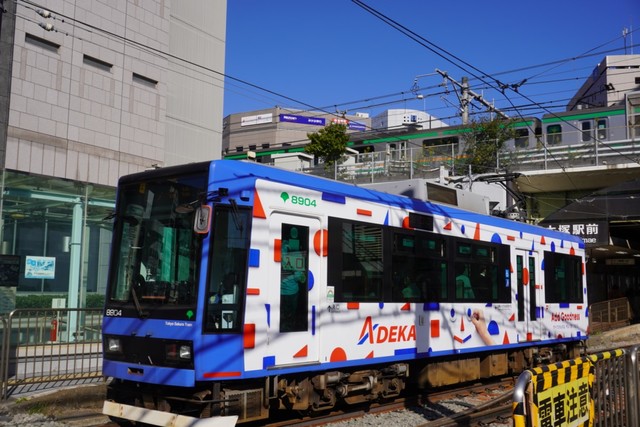 【OMO5東京大塚 by 星野リゾート】目の前を都電がを走る様子