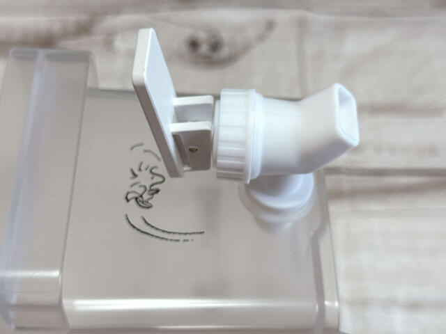 分解した蛇口を容器の穴に差し込みます