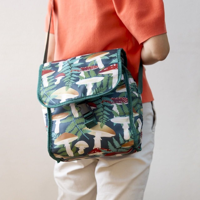 【フライングタイガー新商品】保冷バッグ 990円／ななめ掛けもできる！