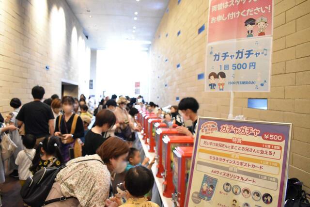 「ガチャガチャ」コーナーの様子【世界迷作劇場 2023〜24】