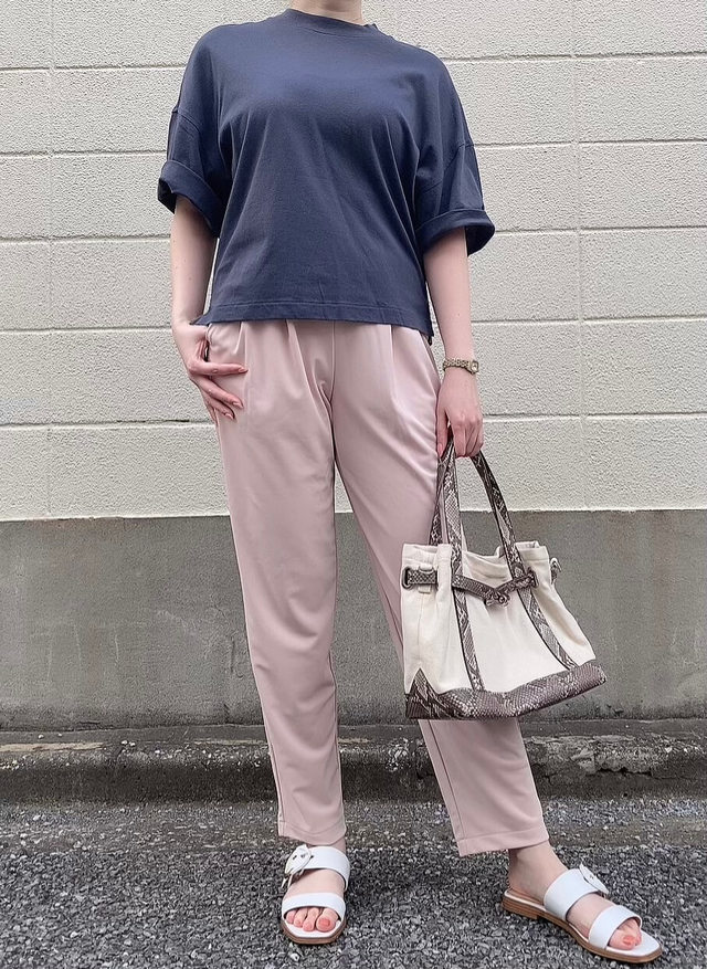 【UNIQLO（ユニクロ）】クレープジャージーテーパードパンツ（丈標準61.5〜63.5cm）ピンク　Sサイズ着用