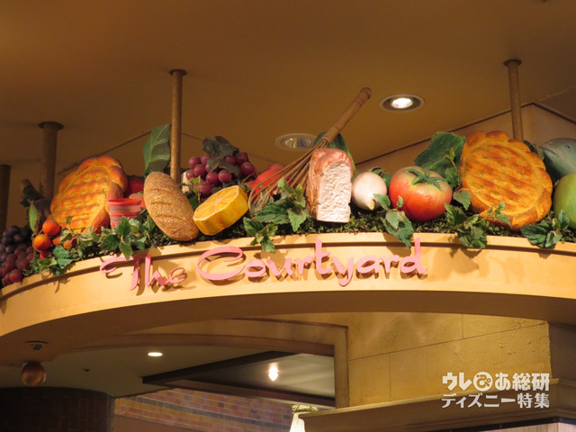 イクスピアリ　 ザ・コートヤード看板