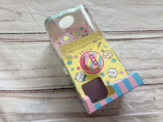 【最新付録 ちいかわガシャポン】透明シートを差し込みます