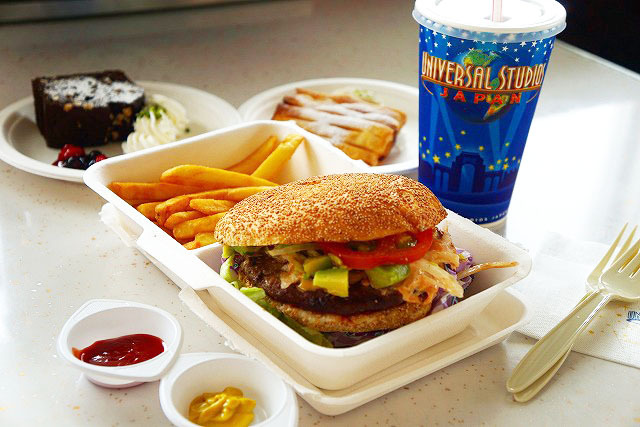 USJスイーツ／メルズドライブイン　スパイシー・アボカド・チーズバーガーセット 1.580円