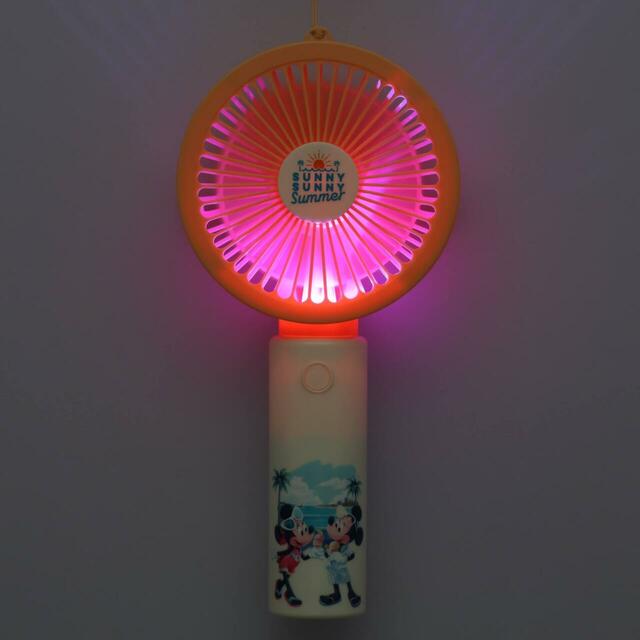 ファン 2,600円｜東京ディズニーリゾート「SUNNY SUNNY Summer」グッズ｜販売店舗：東京ディズニーランド「グランドエンポーリアム」、東京ディズニーシー「タワー・オブ・テラー・メモラビリア」｜発売日：2025年6月5日（木）