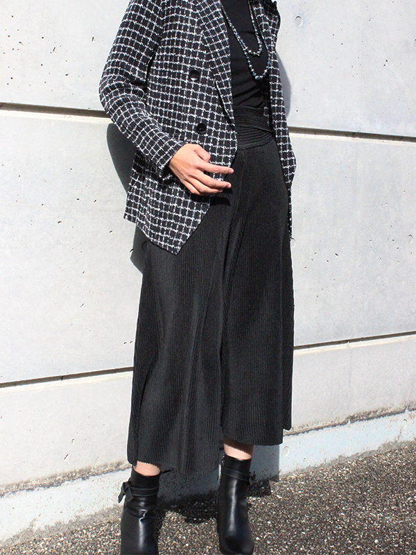 【SPECCHIO シャトルプリーツキュロットフレアパンツ】同素材のジャケットと合わせて