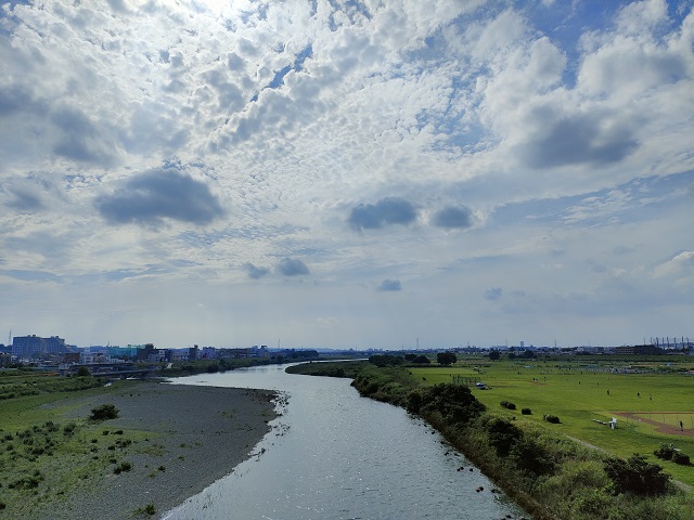 「AIシーン強化」をオンにすると、空や芝生の色味がいっそう鮮やかに！／『OPPO Reno5 A』 