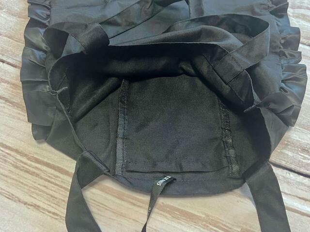 内側には小さいポケットがひとつ。スマホを入れるのにぴったり！「ALEXANDRE DE PARIS（アレクサンドル ドゥ パリ）折りたためるフリルトートバッグ」