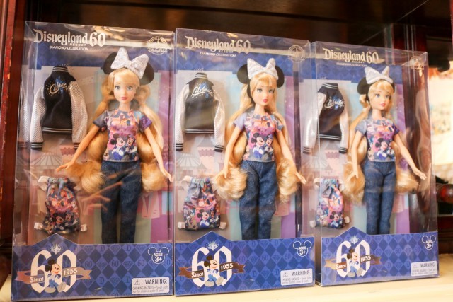 60周年限定デザインのバービーのドール。価格は$26.95。
