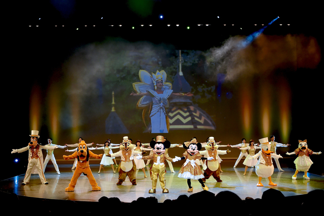 レジェンド・オブ・ミシカの映像を背景に