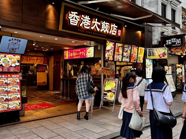 【台湾ドーナツoh!!】「香港大飯店」の看板が、「台湾ドーナツoh!!」の目印