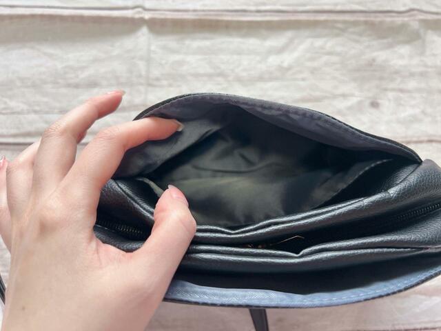 便利な3層構造。オープンポケットがバック側にも1つついています