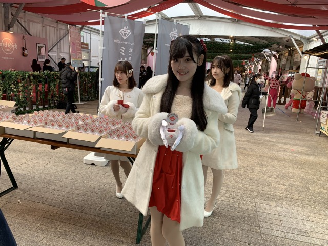 かわいいミスいちごが手渡しでくれますよ〜！